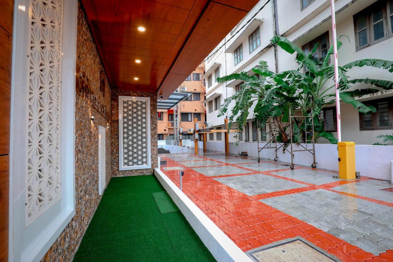 Krishnavalsam Regency Hotell Guruvāyūr Eksteriør bilde