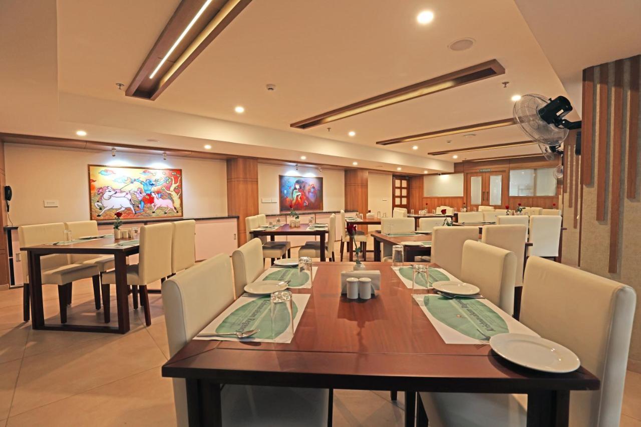 Krishnavalsam Regency Hotell Guruvāyūr Eksteriør bilde